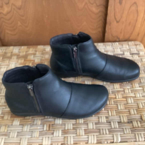 Woman’s ankle boot by “Naot” - Picture 3 of 6